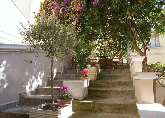 La Bougainvillea 3*